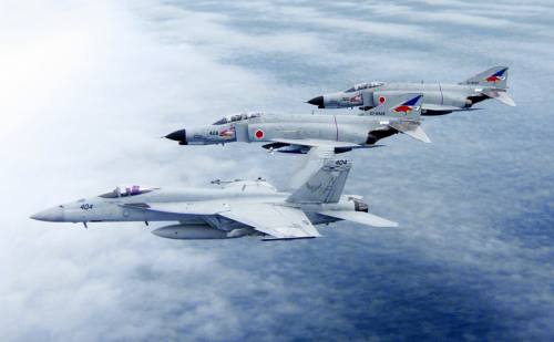 L'image : Les Super Hornet en exercice avec des F-4EJ Phantom