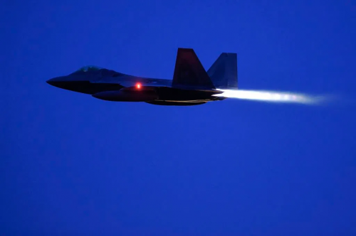 Hawaï: Épais brouillard au dessus d'un scramble de F-22