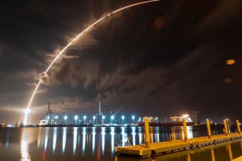 Un Falcon 9 dans le ciel de Port Canaveral