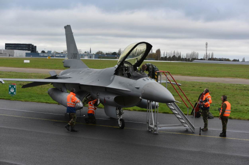 Entraînement des pilotes ukrainiens: les premiers F-16 hollandais sont arrivés au centre d'entrainement en Roumanie