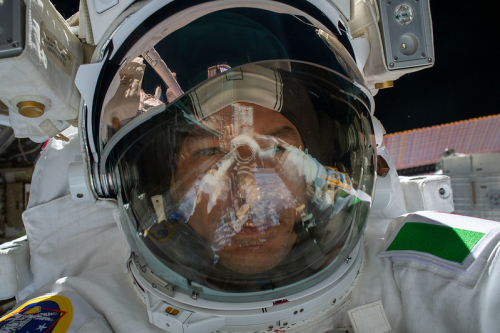 Luca Parmitano attaché au bras Canadarm de l’ISS