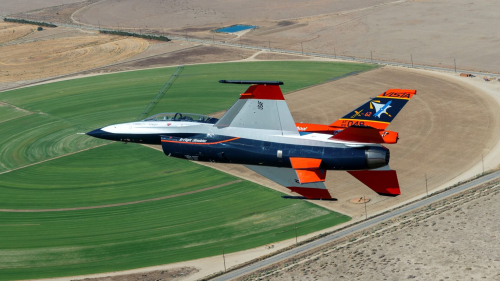 Le combat aérien de demain : un X-62 piloté par IA se mesure à un F-16 piloté par un être humain