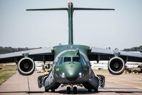 Le KC-390 endommagé de retour en vol