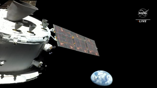 Le vaisseau Orion jette un dernier regard sur la Terre avant la Lune