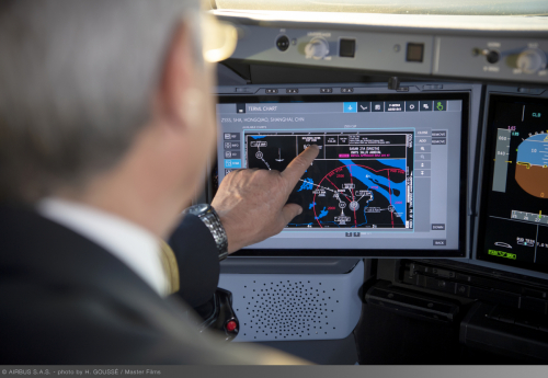 Ecrans tactiles pour l'A350, la démonstration par Jean-Michel Roy, pilote d'essais chez Airbus