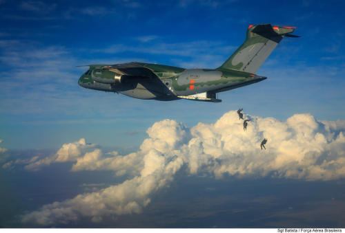 Premiers essais de largage de parachutistes pour le KC-390