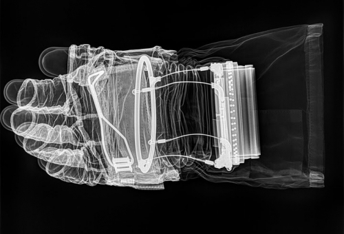 Le gant de Neil Armstrong aux rayons X