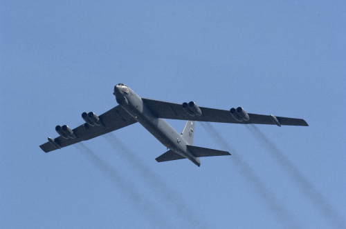 L'image : Un B-52 et des F-22 survolent la région parisienne