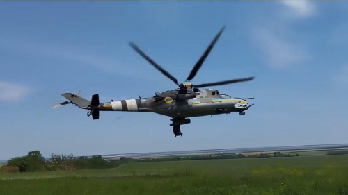 Deux hélicoptères ukrainiens en très très basse altitude : l'appui aérien dans la contre-offensive