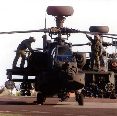 Leonardo se charge du MCO des hélicoptères Apache britanniques