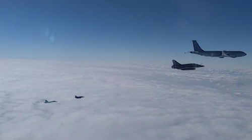 Deux Su-27 interceptent un groupe aérien français au-dessus de la mer Noire