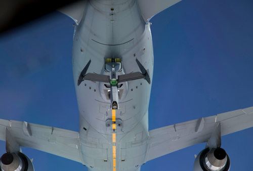 Deux Boeing KC-46 se ravitaillent en vol