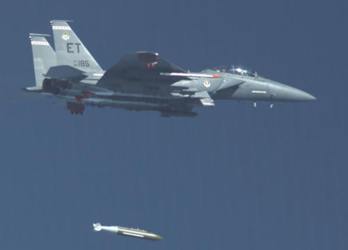 Un F-15 largue une bombe GBU-72 de 2,2 t
