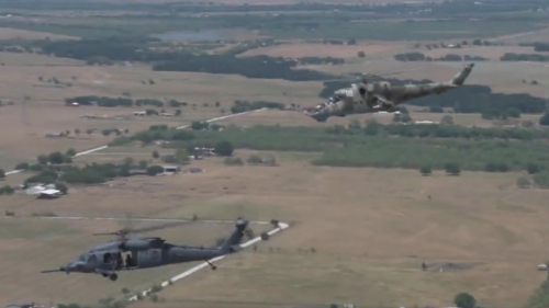 L'hélicoptère HH-60W s'entraine au combat aérien... contre un Mi-24D Hind !