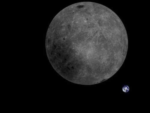 Une vue complète de face cachée de la Lune, avec la Terre en arrière-plan