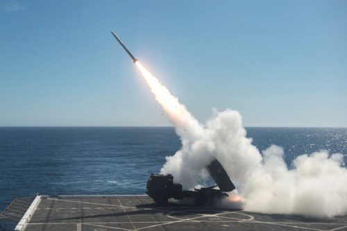US Navy : Tir de roquette depuis le pont d'un bâtiment amphibie
