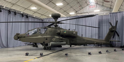 Boeing livre le premier AH-64E Apache amélioré à la Force aérienne royale néerlandaise.