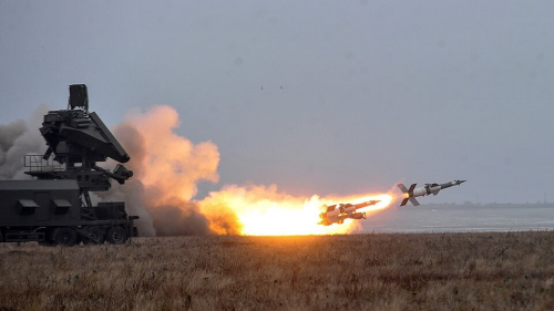Rare vidéo du tir d'un missile depuis un système antiaérien S-125 ukrainien