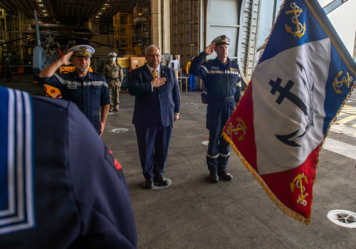 La task force du porte-avions Charles de Gaulle 2021 reçoit la Meritorious Unit Commendation de l'US Navy