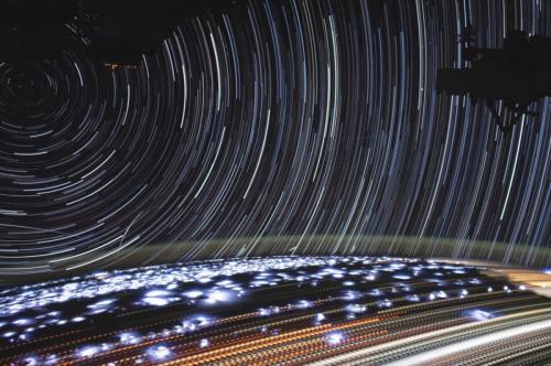 Tourbillon de lumières nocturnes depuis l’ISS