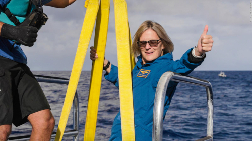 Une ancienne astronaute touche le fond… du Pacifique