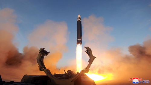 La Corée du Nord réussit un nouveau test pour son missile balistique intercontinental colossal