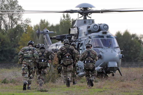 Les forces spéciales néerlandaises passeront du Cougar au Caracal d'Airbus