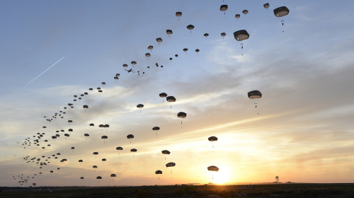 L'image : exercice interarmées de largage parachutiste
