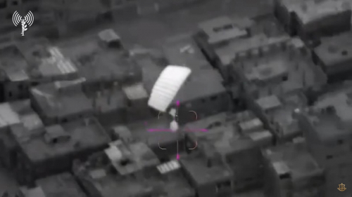Bande de Gaza : Israël ravitaille ses troupes au sol depuis les airs grâce à des parachutes guidés