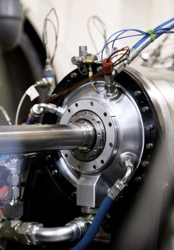 GE teste des composants électriques hybrides haute puissance et haute tension dans des conditions d'altitude.