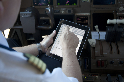 AFI KLM E&M intègre des supports de tablettes Electronic Flight Bag pour Emirates
