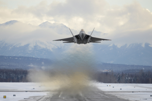 Un F-22 de l'USAF abat un objet volant au-dessus de l'Alaska
