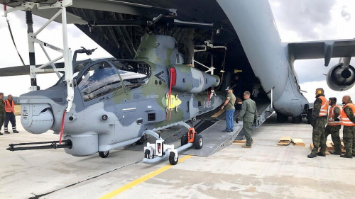 La République tchèque reçoit ses nouveaux hélicoptères de combat AH-1Z Viper