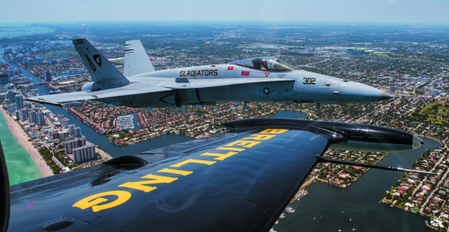 L'image : Vol de la patrouille Breitling en compagnie d'un F/A-18 Hornet des "Gladiators"