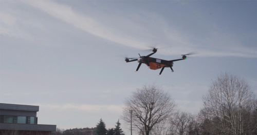Leonardo conduit un vol de drone, emportant une charge utile de 25 kilos