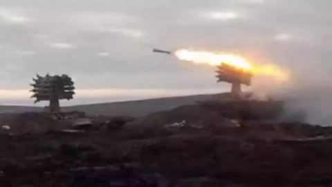 Des chars russes modifiés avec un lance-roquettes anti-sous-marins bientôt déployés en Ukraine... pour détruire des cibles terrestres