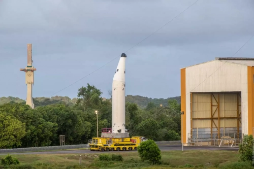 Sortie d’usine du premier booster du vol inaugural d’Ariane 6