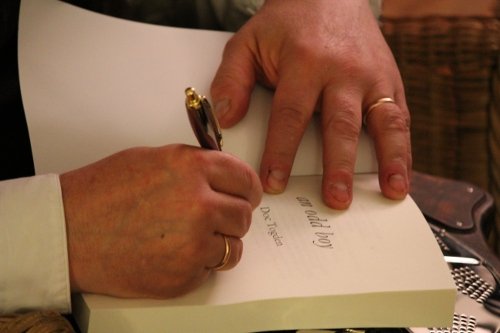 an_odd_boy_signing_00500_00333.jpg