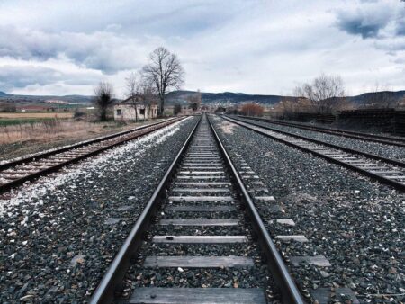 Στρώνει…ράγες