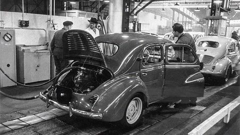 Thumb workers are working on a 4cv in the renault