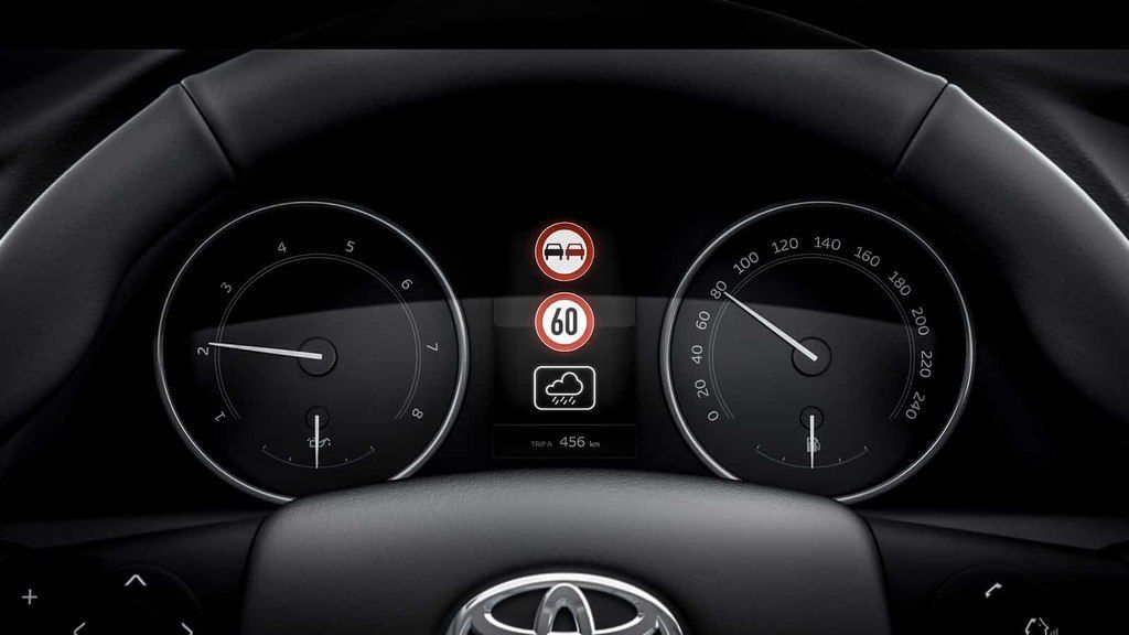 Content large large toyoya hybrid 07 geneva ms 2015 road sign assist   dashboard