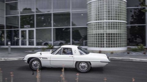 Thumb 1967 mazda cosmo sport 110s side in motion