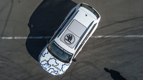 Thumb kodiaq rs record day skoda logo above drone