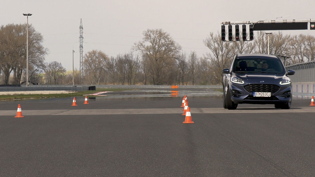 Content ford kuga sk test 2021 1080p h264.00 24 33 17.still575