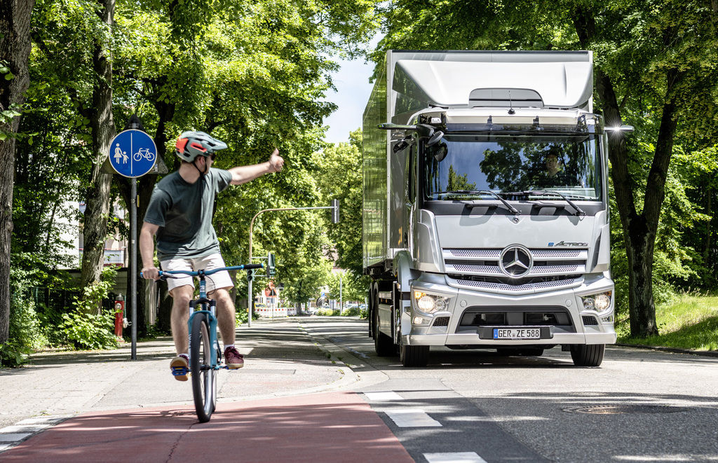 Content 08 elektrick  actros m  dojazd a  400 km