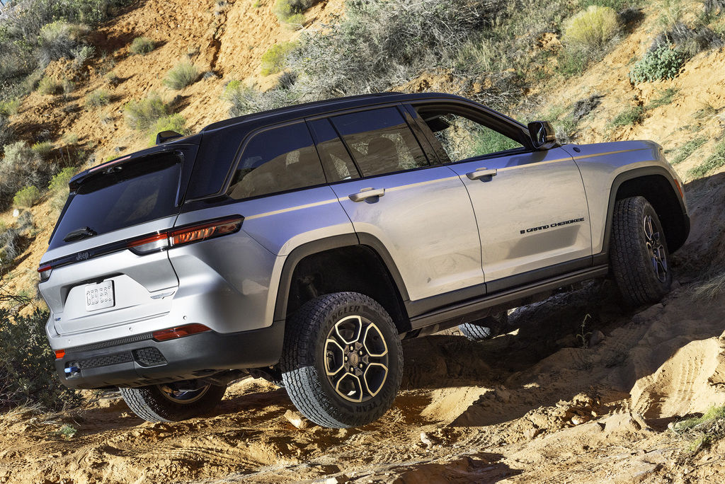 Content 7 all new 2022 jeep  grand cherokee trailhawk 4xe