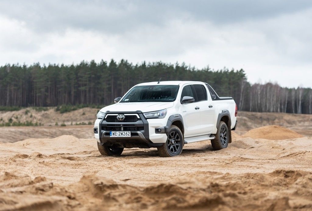 Content toyota hilux offroad