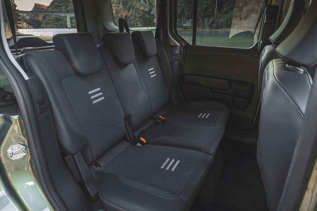 Content 2023 ford tourneo courier active 13 interior
