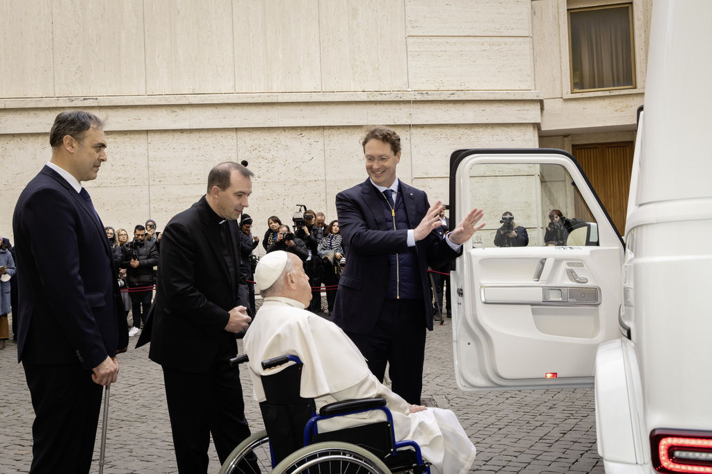 Content papst franziskus erh lt erstes elektrisches  papamobil  von mercedes benz 7595x5066