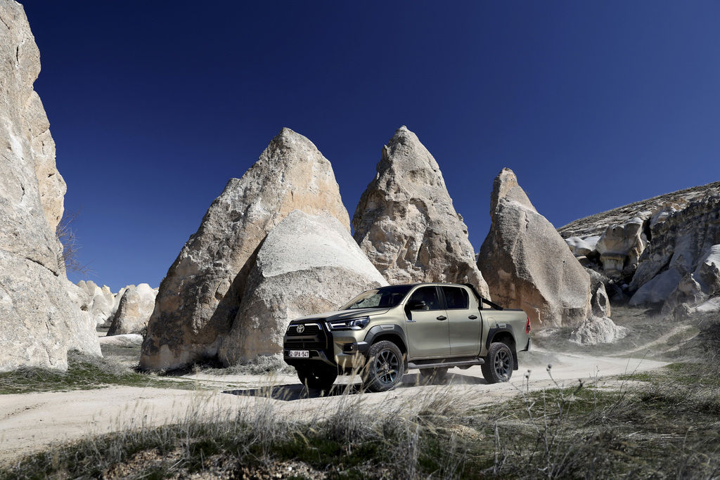 Content 2025 hilux hybrid 48v oxide bronze dynamic 012